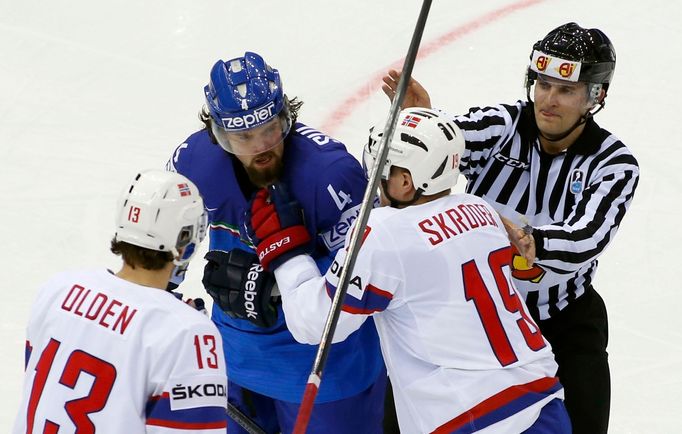 Italy's Daniel Sullivan (L) fights with Norway's Per-Age Skroder (R) during the second period of their men's ice hockey World Championship Group A game at Chizhovka Arena