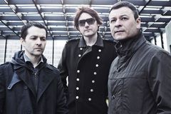 Všichni mají iPhony, jen oni drží kytary. Manic Street Preachers zahrají v Praze