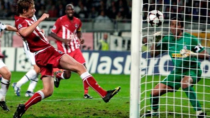Jaroslav Plašil střílí gól do sítě Juventusu.