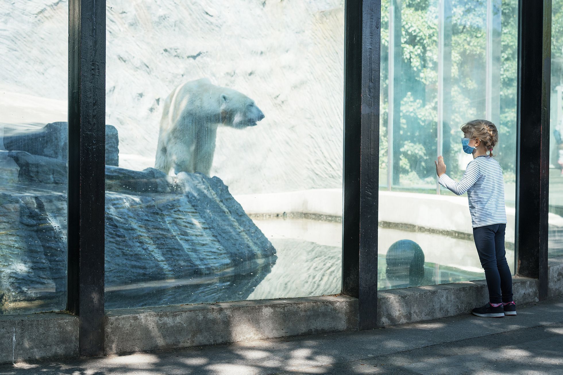 Pražské jaro v rouškách. První den v znovu otevřené zoo, lidé v botanické zahradě