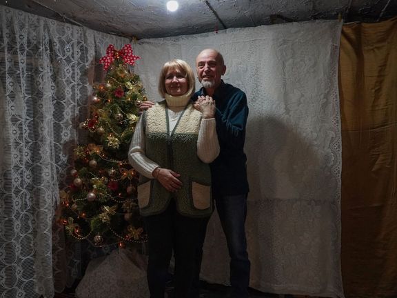 Oleh Kajdašov se svou manželkou žije kvůli neustálému ostřelování už rok ve sklepě.
