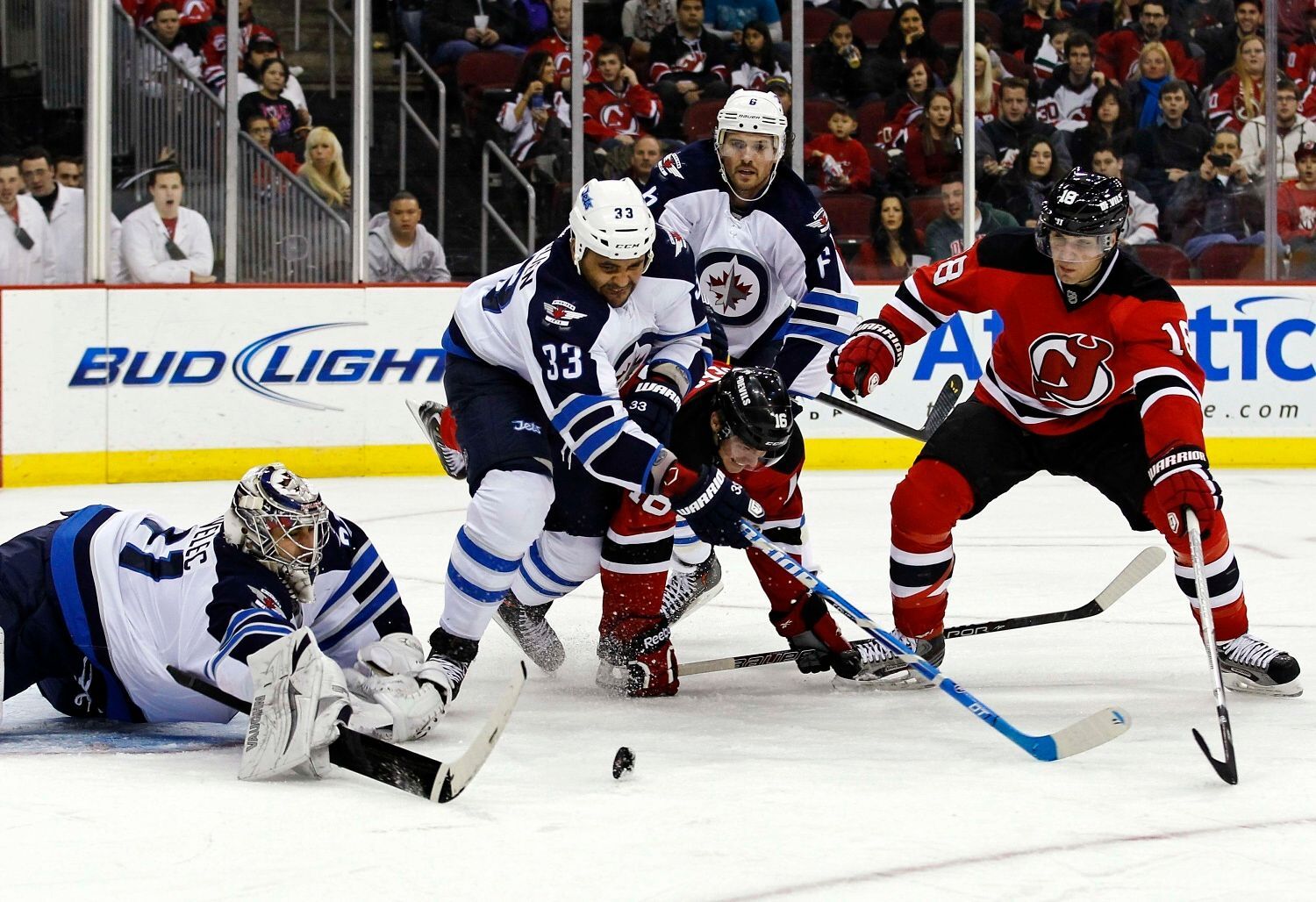 Hokej, NHL, New Jersey - Winnipeg: Jacob Josefson (vpravo) - Ondřej Pavelec, Dustin Byfuglien (33)