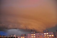 Bouřka zablokovala silnice i trať, trhala střechy