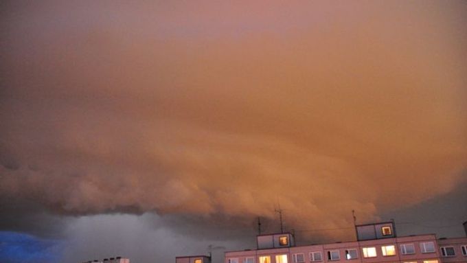 Českem se hnala bouřka spojená se silným větrem a přívalovými dešti.