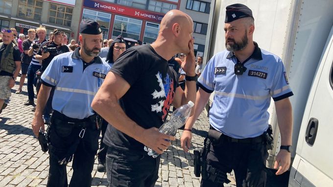 Zásah policie na čtvrtečním mítinku v Ústí nad Labem proti agresivnímu účastníkovi, asistentovi poslankyně ANO Evy Fialové. Po incidentu s ním ukončila spolupráci.