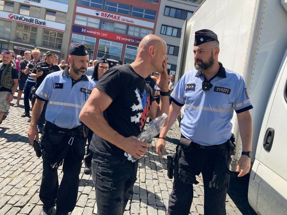 Policisté zadrželi jednoho účastníka mítinku Andreje Babiše. Napadal protestujícího, který pískal na píšťalku.