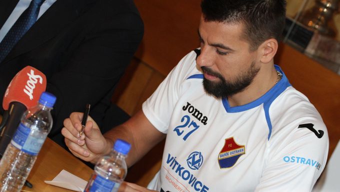 Milan Baroš podepisuje smlouvu s Baníkem Ostrava do 30. června 2014.