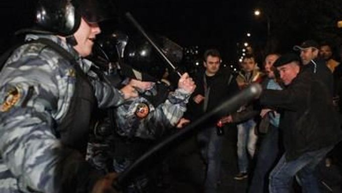 Policie zasahuje proti davu napadajícímu přistěhovalce na moskevském předměstí Birjuljovo.