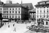 Ještě začátkem 20. století žilo v Olomouci na 20 tisíc obyvatel. Pouze třetinu však tvořili Češi. Na fotografii je někdejší Masarykovo náměstí z roku 1935.
