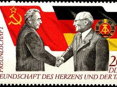 Brežněv s Honeckerem na poštovní známce. Bez souhlasu Moskvy by pochopitelně uvolnění nikdy nenastalo.