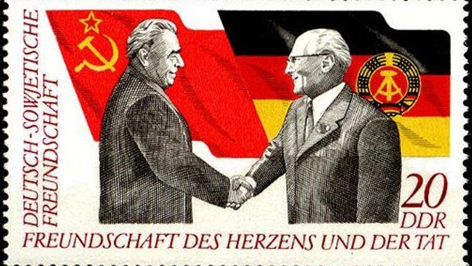 Známka bývalé NDR oslavující německo-sovětské přátelství.