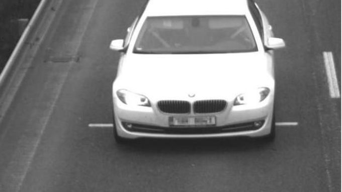 Čtyři pachatelé z místa ujeli vozidlem BMW bílé barvy.