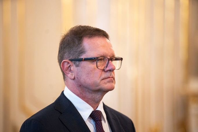 Vicepremiér pro plán obnovy a znalostní ekonomiku Peter Kmec rezignoval v kauze podezření z netransparentního rozdělování dotací.