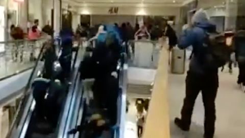 Nákupní vřava v Jablonci: Lidé kvůli slevám na elektroniku padali na eskalátorech
