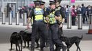 Members of the police walk through Westfield Shopping Centre, a major gateway for visitors to the London 2012 Olympic Park, in Stratford, east London July 19, 2012. REUTERS/Neil Hall (BRITAIN - Tags: BUSINESS SPORT OLYMPICS) Published: Čec. 19, 2012, 12:52 odp.