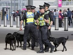 Members of the police walk through Westfield Shopping Centre, a major gateway for visitors to the London 2012 Olympic Park, in Stratford, east London July 19, 2012. REUTERS/Neil Hall (BRITAIN - Tags: BUSINESS SPORT OLYMPICS) Published: Čec. 19, 2012, 12:52 odp.