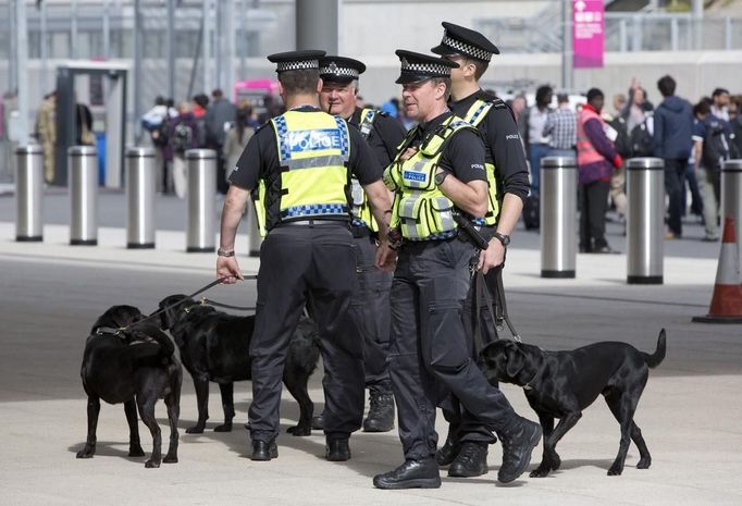 Members of the police walk through Westfield Shopping Centre, a major gateway for visitors to the London 2012 Olympic Park, in Stratford, east London July 19, 2012. REUTERS/Neil Hall (BRITAIN - Tags: BUSINESS SPORT OLYMPICS) Published: Čec. 19, 2012, 12:52 odp.