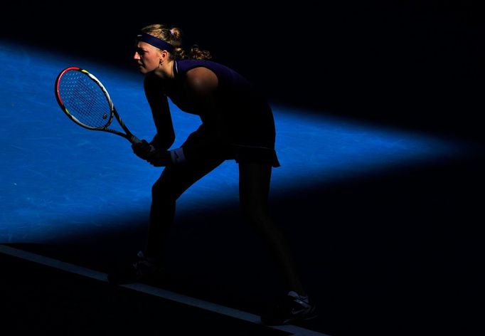 Češka Petra Kvitová se připravuje na return Rusce Marii Sharapovové během semifinále ženské dvouhry na tenisovém turnaji Australian Open v Melbourne, 26. ledna 2012. REUTERS/Toby Melville