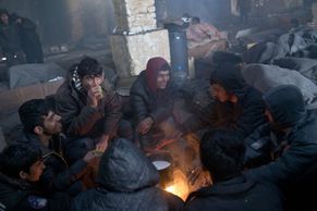 Foto: Uprchlíky v Bělehradě trápí silné mrazy. Přežívají v opuštěných budovách