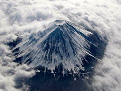 Nádherný pohled na sněhem pocukrovanou a mraky lemovanou nejvyšší horu Fuji. Měří 3 776 metrů.