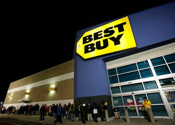 Dveře obchodů se nakonec otevřely v 5:00 ráno. (Best Buy, New York)