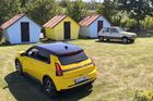 Renault 5 E-Tech (v popředí) prochází dlouhodobým redakčním testem. Návštěvu u starého příbuzného uvítal.