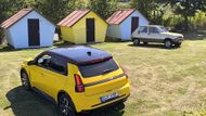 Renault 5 E-Tech (v popředí) prochází dlouhodobým redakčním testem. Návštěvu u starého příbuzného uvítal.
