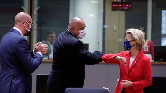Šéfka Evropské komise Ursula von der Leyenová se na summitu zdraví s bulharským premiérem Borisovem, přihlíží předseda Evropské rady Charles Michel.