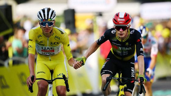 Tadej Pogačar a Jonas Vingegaard po dojezdu 10. etapy Tour de France 2025