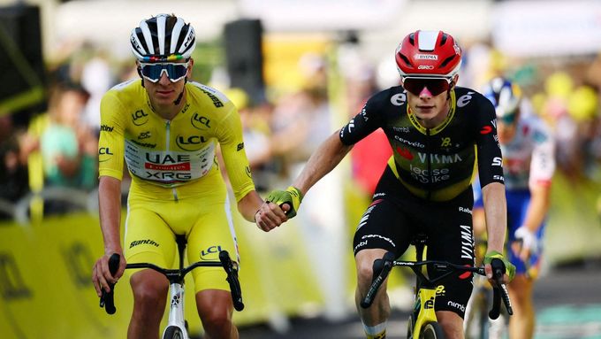 Tadej Pogačar (vlevo) s Jonasem Vingegaardem při letošní Tour de France