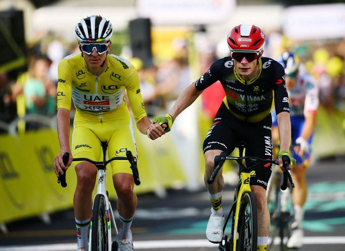 Tadej Pogačar a Jonas Vingegaard po dojezdu 10. etapy Tour de France 2025