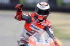 Věčně nespokojený Jorge Lorenzo už začal na Ducati vítězit, přesto znovu bude balit kufry. Od Italů  přesedne na tovární Hondu, což bude třetí motorka během čtyř let (do Ducati přišel loni z Yamahy).
