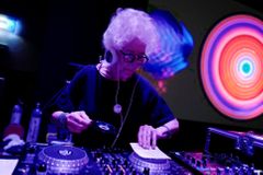 Je jí 80 a válí ve varšavských klubech. Polská DJka boří stereotypy o seniorech
