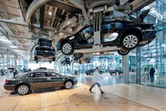 Volkswagen oslavil deset let manufaktury v Drážďanech