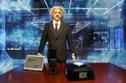 Představte si humanoidního robota věrně napodobujícího vzhled a mimiku zesnulého fyzika Alberta Einsteina. Tento robot stojí u cenovky v Robot Mallu a slouží nejen jako připomínka legendy, ale také demonstruje pokročilé animační a projekční technologie.