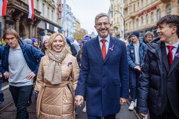 Danuše Nerudová s manželem Robertem. Pochod za demokracii. Národní třída, Praha, 17. 11. 2022. Záběr z volební kampaně kandidátky na úřad prezidenta ČR Danuše Nerudové.