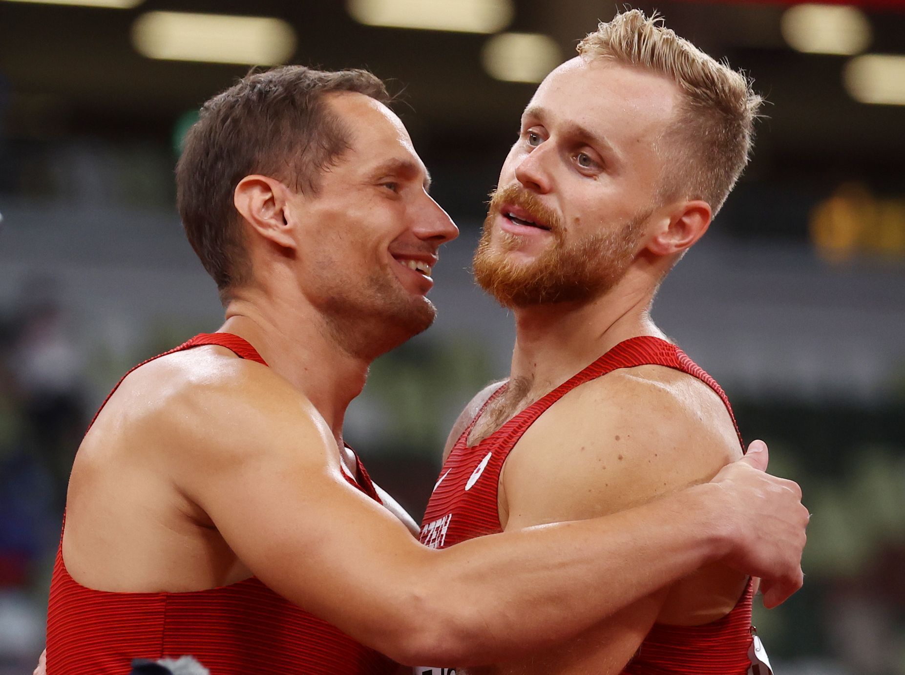 Oštěpaři Vítězslav Veselý a Jakub Vadlejch slaví medaile po finále na OH 2020