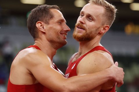 Oštěpaři Vítězslav Veselý a Jakub Vadlejch slaví medaile po finále na OH 2020