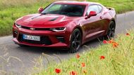 Chevrolet Camaro (2016) - Alespoň posloužila jako předloha modernímu Camaru. To se porpvé předvedlo v roce 2007 a navazovalo designem na původní. Třeba úzkou přídí. Ta se v další generaci, která přichází na silnice letos, ještě víc zúžila a místo retro vzhledu tak vozu přidala futuristický střih.