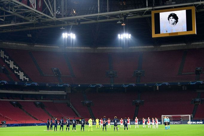 Fotbalisté v Lize mistru uctili zesnulého Maradonu minutou ticha (Johan Cruijff Arena)