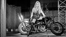 Brigitte Bardot na motorce Harley Davidson.