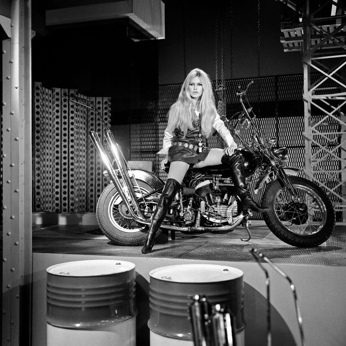 Brigitte Bardot na motorce Harley Davidson.