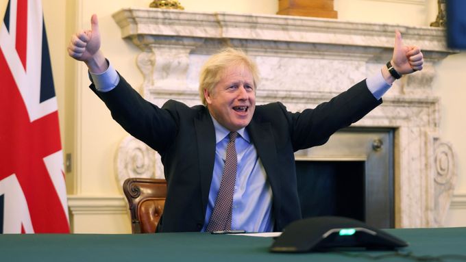 Touto fotografií oznámil Boris Johnson uzavření dohody na Twitteru.