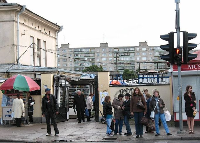 Vchod do Kalvariju Turgus, největší venkovní tržnice ve Vilniusu. Seženete zde cokoliv - potraviny, nábytek, oblečení nebo nádobí, zvláště jídlo pak ve větší kvalitě, než lze v supermarketech.