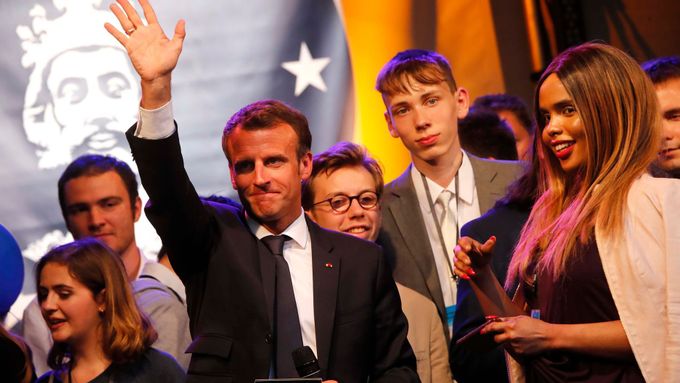 Čtyřicetiletý Macron dostal cenu za zásluhy o Evropu.