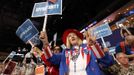 Pam Martin, a Florida delegate from the Florida Keys, cheers during the first session of the Democratic National Convention in Charlotte, North Carolina, September 4, 2012. REUTERS/Jonathan Ernst (UNITED STATES - Tags: POLITICS ELECTIONS) Published: Zář. 5, 2012, 2:47 dop.