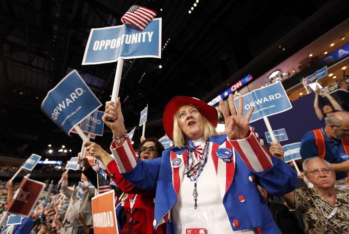 Pam Martin, a Florida delegate from the Florida Keys, cheers during the first session of the Democratic National Convention in Charlotte, North Carolina, September 4, 2012. REUTERS/Jonathan Ernst (UNITED STATES - Tags: POLITICS ELECTIONS) Published: Zář. 5, 2012, 2:47 dop.