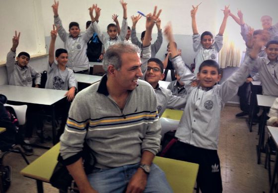 Esmat Mansúr si za vraždu izraelského osadníka odseděl 20 let. Dnes učí palestinské děti hebrejsky.