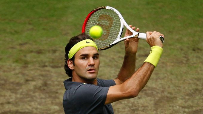 Roger Federer na své oblíbené trávě.