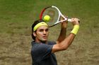 Přechod na trávu Federerovi vychází. Je ve finále